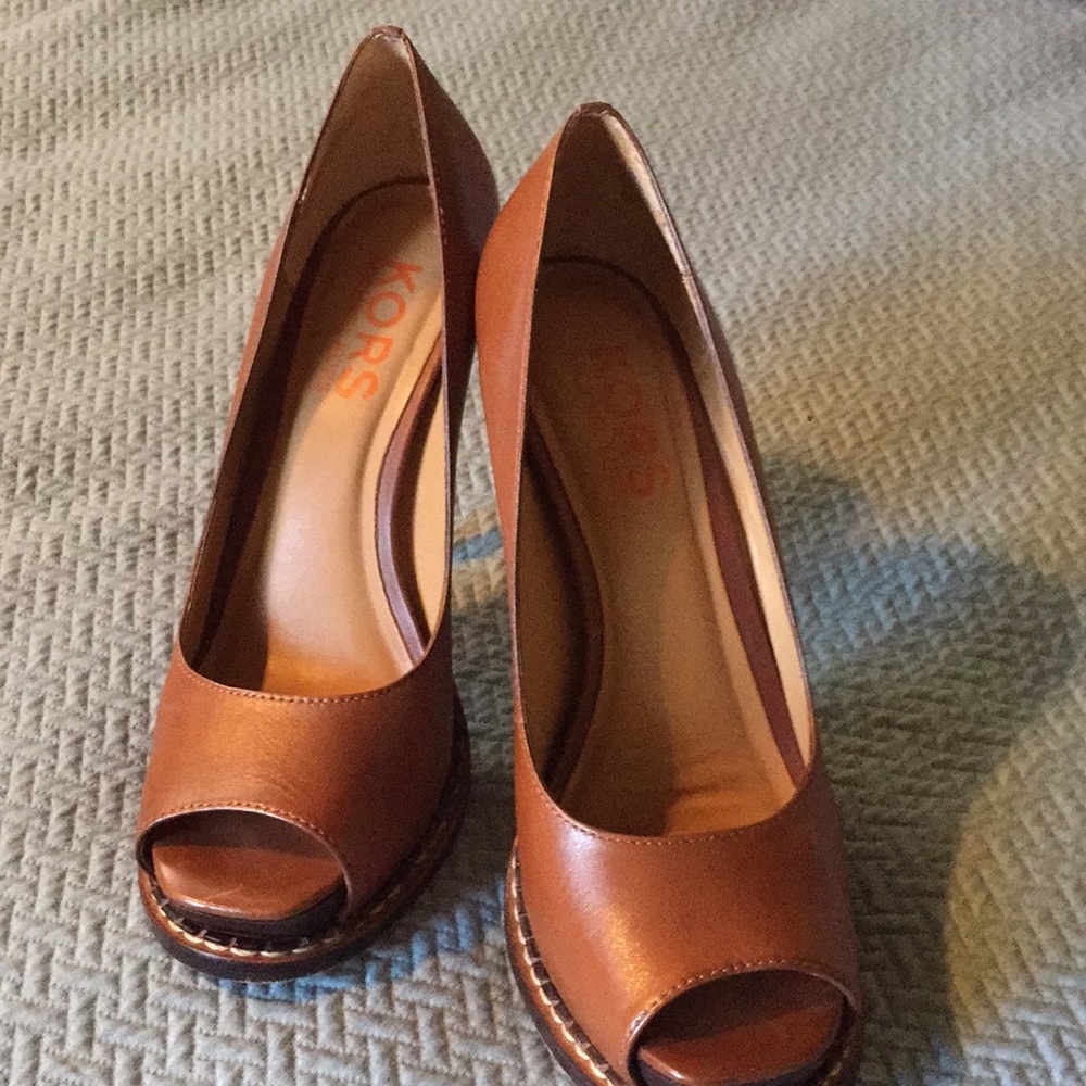 Michael Kors Saddle Leather Peep Toe Pumps Size 8